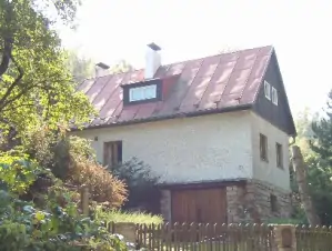 Pohled z příjezdové cesty na chatu Křížovice