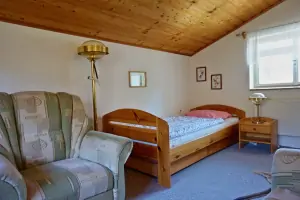 ložnice s lůžkem a rozkládacím gaučem (1,5 lůžka) v podkroví