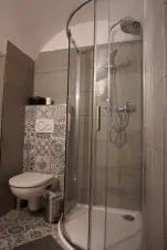 koupelna v přízemí - sprchový kout a WC