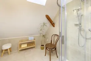 koupelna v podkroví (sprchový kout, umyvadlo a WC)