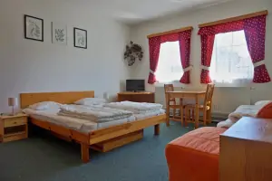 ložnice s dvojlůžkem, lůžkem a koupelnou 