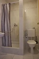 mezotenová ložnice - koupelna se sprchovým koutem, umyvadlem a WC