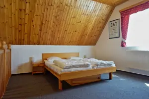 mezonetová ložnice - otevřená galerie s dvojlůžkem a lůžkem