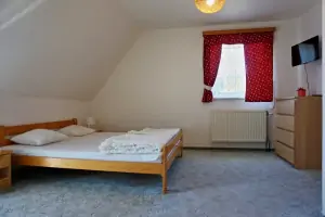 apartmán - průchozí ložnice s dvojlůžkem