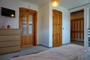apartmán - průchozí ložnice s dvojlůžkem