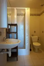apartmán - koupelna se sprchovým koutem, umyvadlem, WC a bidetem