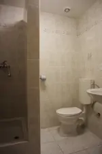 koupelna se sprchovým koutem, umyvadlem a WC u ložnice
