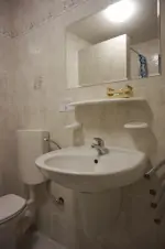 koupelna se sprchovým koutem, umyvadlem a WC u ložnice