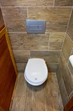 samostatné WC s bidetem a umyvadlem