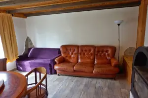 gauče v obytném pokoji