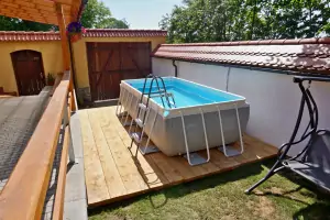 nadzemní bazén na dvoře