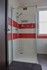 koupelna se sprchovým koutem, umyvadlem a pračkou v přízemí