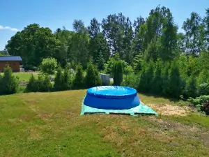 nadzemní bazén na zahradě chalupy Buková