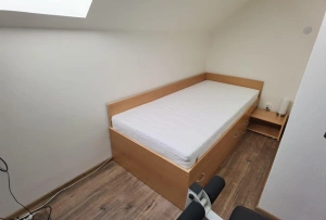 ložnice s lůžkem v podkroví