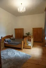 ložnice s dvojlůžkem, patrovou postelí a dětskou postýlkou