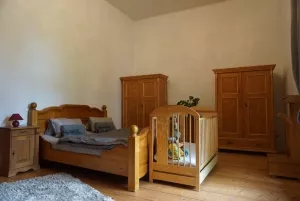 ložnice s dvojlůžkem, patrovou postelí a dětskou postýlkou