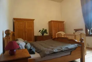 ložnice s dvojlůžkem, patrovou postelí a dětskou postýlkou