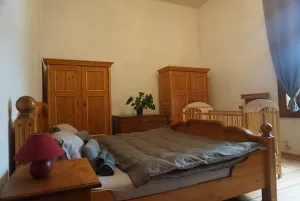 ložnice s dvojlůžkem, patrovou postelí a dětskou postýlkou