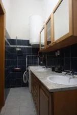 2 umyvadla a pračka v koupelně