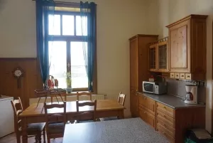 kuchyně s jídelním stolem a židlemi
