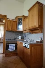kuchyňská linka je rozdělena na dvě části