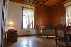 dřevěná truhla s hračkami