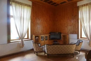 sedací souprava v obytné místnosti s TV 