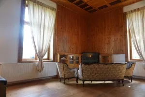sedací souprava v obytné místnosti s TV 