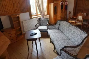 sedací souprava v obytné místnosti s TV 