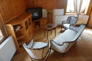 sedací souprava v obytné místnosti s TV 