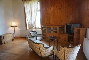 sedací souprava v obytné místnosti s TV 