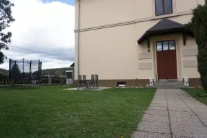 venkovní posezení a trampolína
