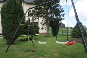 na udržované zahradě je k dispozici konstrukce se závěsnými houpačkami