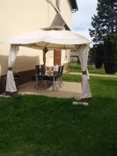 venkovní posezení pod textilním altánem
