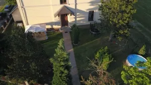 pohled na pozemek, který je hostům apartmánu k dispozici, z výšky