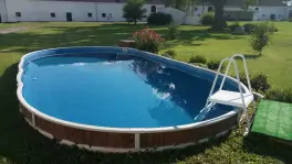 k dispozici je zapuštěný bazén (7 x 3 m)