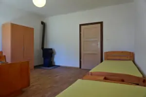 apartmán č. 1 - ložnice s dvojlůžkem a 2 samostatnými lůžky