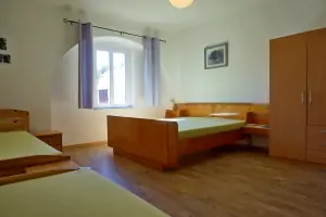 apartmán č. 1 - ložnice s dvojlůžkem a 2 samostatnými lůžky