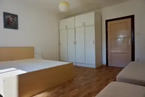 apartmán č. 2 - ložnice s dvojlůžkem a 2 samostatnými lůžky