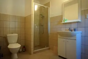 apartmán č. 2 - koupelna se sprchovým koutem, umyvadlem a WC