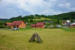 chata Hošťálková se nachází na neoplocené zahradě za domem majitele