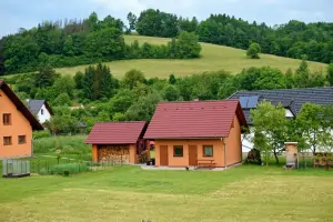 chata Hošťálková leží na okraji obce v malebné krajině Hostýnských vrchů