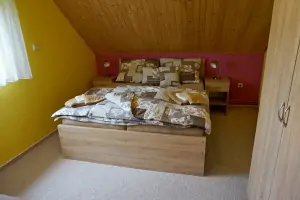 podkrovní ložnice s dvojlůžkem a lůžkem