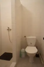 sprchový kout a WC patřící k ložnici v přízemí