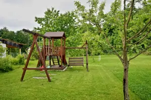 po domluvě s majitelem chalupy lze využít i jeho sousední zahradu s trampolínou, dětským koutkem a travnatou plochu s brankami