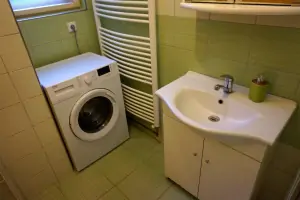 pračka a umyvadlo v koupelně