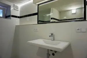 přízemí - koupelna se sprchovým koutem, umyvadlem a pračkou