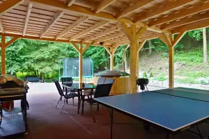 velká terasa se stolním tenisem, koupacím sudem, venkovním posezením a grilem