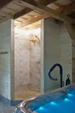 sprchový kout se saunovým vědrem ve wellness místnosti
