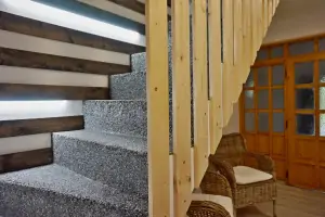 z chodby vedou schody do podkroví